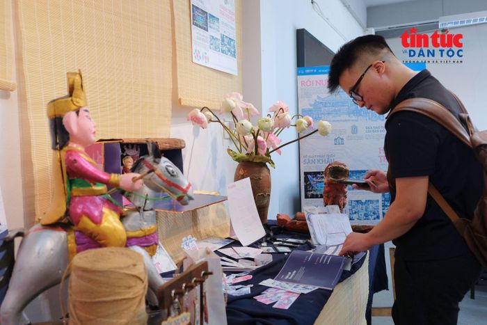 Những dự án hiện đại sử dụng chất liệu dân gian đã mang lại luồng sinh khí mới cho các làng nghề.