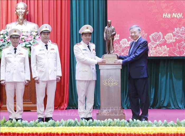 Tổng Bí thư, Chủ tịch nước Tô Lâm trao tặng bức tượng Chủ tịch Hồ Chí Minh cho Cục Cảnh sát Quản lý trại giam, cơ sở giáo dục bắt buộc, trường giáo dưỡng, Bộ Công an. Ảnh: Thống Nhất/TTXVN