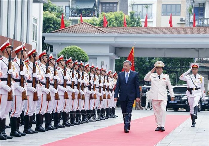 Tổng Bí thư, Chủ tịch nước Tô Lâm duyệt Đội danh dự Công an nhân dân. Ảnh: Thống Nhất/TTXVN