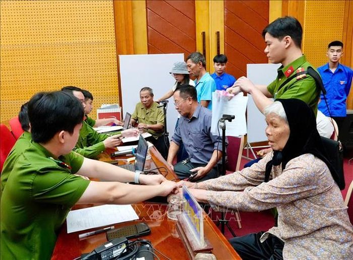 Đông đảo người dân làm thủ tục tại hội trường UBND phường Đông Triều - điểm thu nhận mẫu sinh phẩm ADN thân nhân liệt sĩ có số lượng thực hiện lớn nhất trên địa bàn toàn tỉnh Quảng Ninh. Ảnh: TTXVN phát