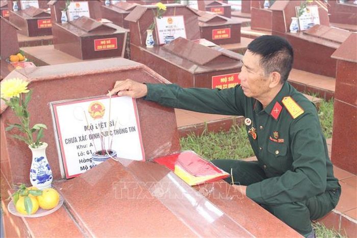 Người may mắn được sống mong mỏi tìm lại được tên cho đồng đội của mình. Ảnh: Thanh Vân/TTXVN