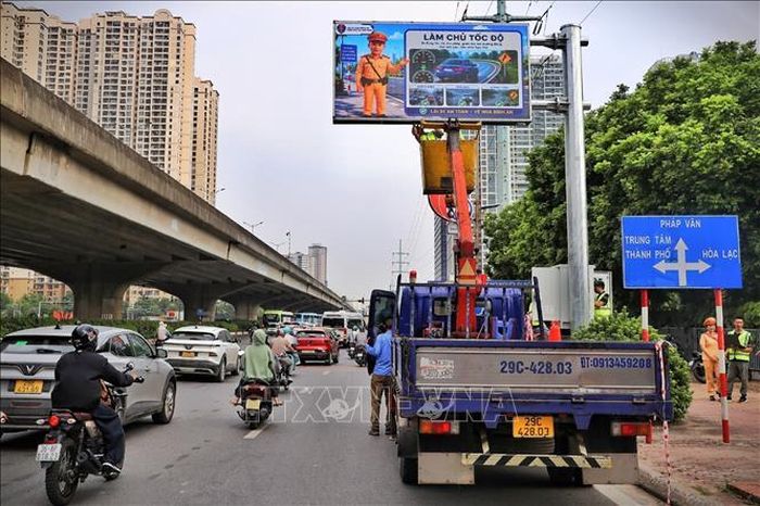 Lực lượng chức năng và đơn vị thi công kiểm tra, hoàn thiện hệ thống bảng thông tin giao thông điện tử trước khi đưa vào vận hành.