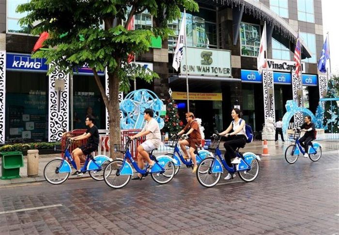 Du khách đạp xe trải nghiệm không gian trung tâm Thành phố Hồ Chí Minh. Ảnh: Hồng Đạt/TTXVN