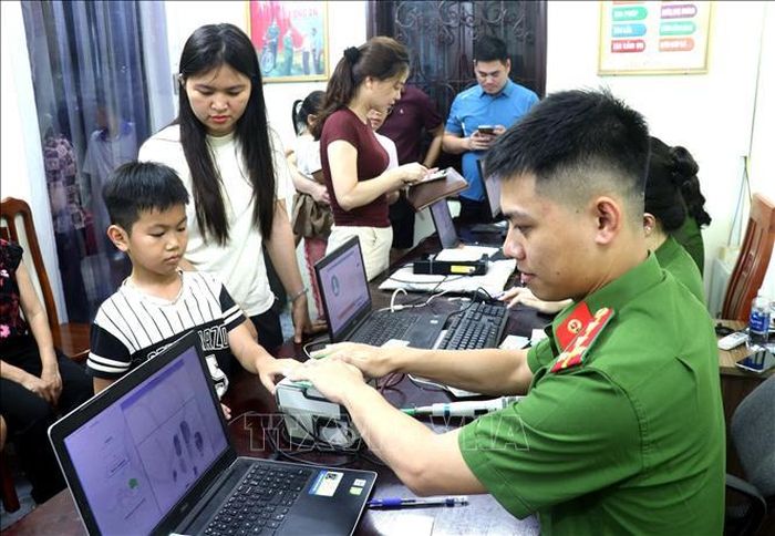 Công an xã Hưng Hà (Hưng Yên) làm làm thủ tục cấp căn cước và định danh điện tử mức độ 2 cho học sinh từ 6 đến dưới 14 tuổi. Ảnh tư liệu: Quang Nhiều/TTXVN