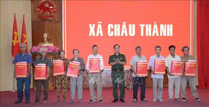 Thừa ủy quyền của Quân ủy Trung ương, Bộ Quốc phòng, Bộ Chỉ huy Quân sự tỉnh An Giang trao quà cho các gia đình chính sách, người có công với cách mạng Châu Thành. Ảnh: Văn Sĩ/TTXVN