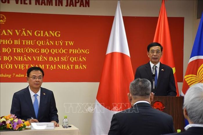 Đại tướng Phan Văn Giang nói chuyện với cán bộ, nhân viên Đại sứ quán và đại diện của cộng đồng Việt Nam. Ảnh: Nguyễn Tuyến/Pv TTXVN tại Nhật Bản