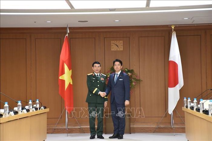Bộ trưởng Quốc phòng Nhật Bản Shinjiro Koizumi chào đón Đại tướng Phan Văn Giang và đoàn đại biểu cấp cao Bộ Quốc phòng. Ảnh: Nguyễn Tuyến/Pv TTXVN tại Nhật Bản
