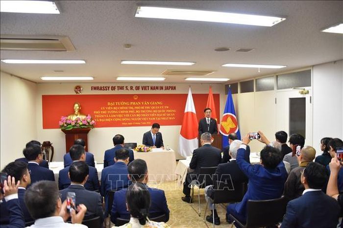 Đại tướng Phan Văn Giang nói chuyện với cán bộ, nhân viên Đại sứ quán và đại diện của cộng đồng Việt Nam. Ảnh: Nguyễn Tuyến/Pv TTXVN tại Nhật Bản