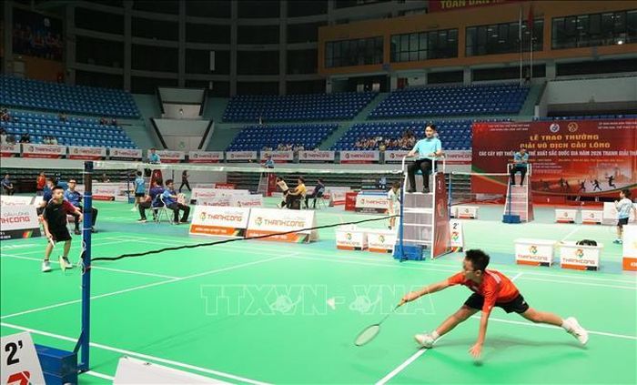 Vận động viên thi đấu nội dung đơn nam vòng loại lứa tuổi U11 tại giải.