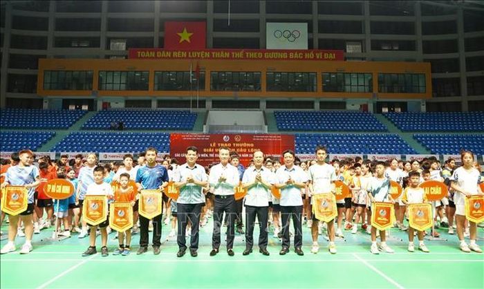 Ban Tổ chức trao Cờ lưu niệm cho các đoàn tham dự giải.
