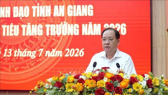 Phó Chủ tịch Thường trực UBND tỉnh An Giang Nguyễn Thanh Phong báo cáo tình hình thực hiện mục tiêu tăng trưởng kinh tế năm 2026 của tỉnh. Ảnh: Văn Sĩ/TTXVN.
