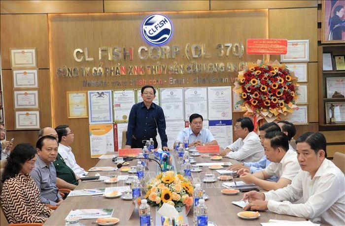 Phó Thủ tướng Hồ Quốc Dũng phát biểu tại buổi làm việc với Công ty Cổ phần Xuất nhập khẩu thủy sản Cửu Long An Giang.
