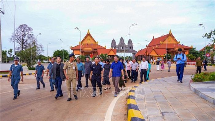 Đoàn công tác Cục Đường bộ Việt Nam và Bộ Giao thông Công chính Vương quốc Campuchia khảo sát thực tế tại cửa khẩu quốc tế Meun Chey (Campuchia).
