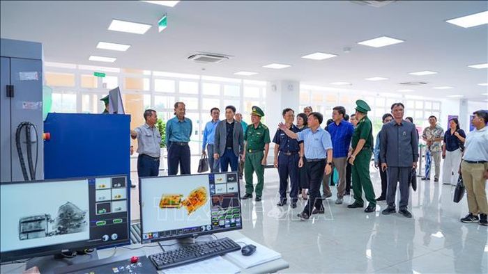 Đoàn công tác hai nước khảo sát hệ thống điều hành, giám sát tại khu vực cửa khẩu quốc tế Tân Nam, tỉnh Tây Ninh.