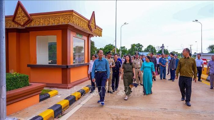 Đoàn công tác khảo sát khu vực kiểm soát phương tiện và hạ tầng kết nối tại cặp cửa khẩu quốc tế Tân Nam - Meun Chey.