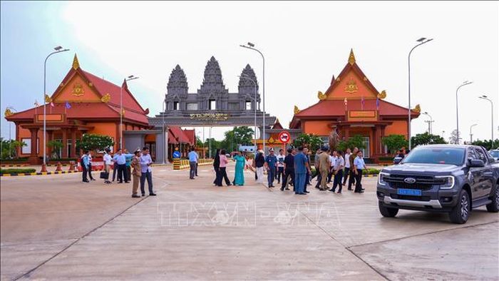 Đoàn công tác khảo sát khu vực cặp cửa khẩu quốc tế Tân Nam (Việt Nam) - Meun Chey (Campuchia), đánh giá điều kiện thực hiện Hiệp định vận tải đường bộ giữa hai nước. Ảnh: Minh Phú/TTXVN