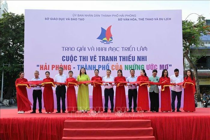 Các đại biểu cắt băng khai mạc triển lãm tranh "Hải Phòng - Thành phố của những ước mơ".