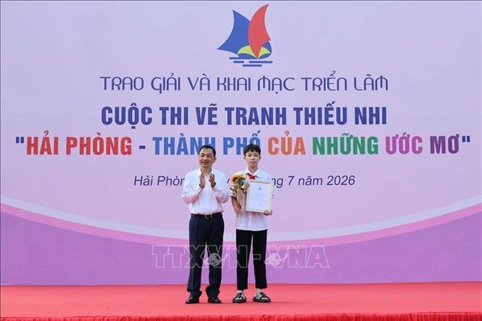 Phó Giám đốc Sở Văn hóa, Thể thao và Du lịch Hải Phòng Vũ Khắc Lịch trao giải Nhất cuộc thi vẽ tranh "Hải Phòng - Thành phố của những ước mơ" khối Trung học cơ sở cho học sinh Nguyễn Phú Vinh, lớp 7C6 trường THCS Trương Công Định, phường Lê Chân.