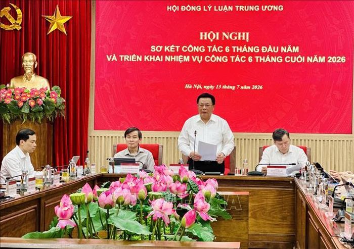 Giáo sư, Tiến sĩ Nguyễn Xuân Thắng, Chủ tịch Hội đồng Lý luận Trung ương phát biểu khai mạc Hội nghị.