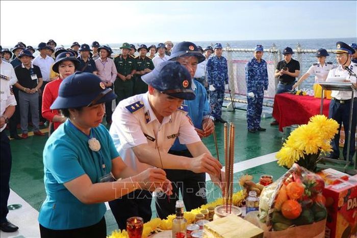 Đoàn khảo sát dâng hương tưởng niệm các liệt sĩ.