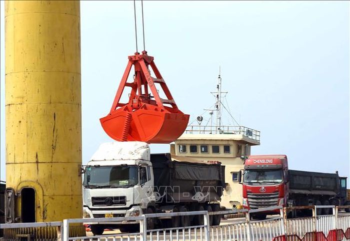 Dịch vụ vận chuyển, bốc xếp hàng hóa qua cảng Tiên Sa (Đà Nẵng). Ảnh: Trần Lê Lâm/TTXVN