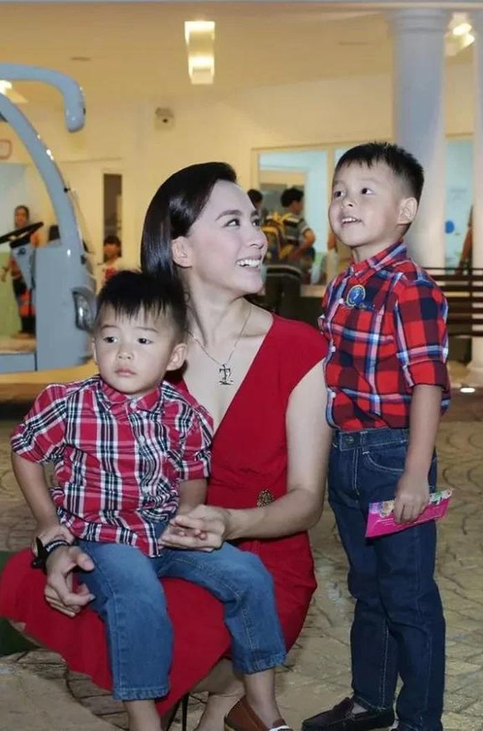 Hình ảnh hiếm hoi về Á hậu và 2 con trai.