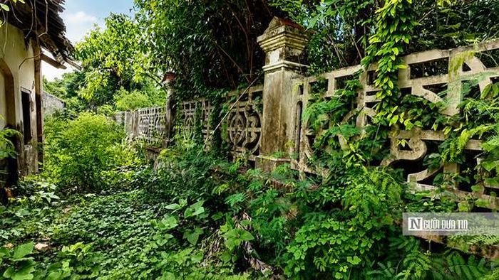 Ông Nguyễn Văn Tám (68 tuổi, người dân sống gần Nhà huyện Chiếu) chia sẻ, từ nhỏ ông đã quen thuộc với hình ảnh ngôi biệt thự cổ này. Ngôi nhà là một phần ký ức của người dân Bình Phan. Nhìn ngôi nhà ngày càng xuống cấp, cỏ mọc um tùm, nhiều hạng mục hư hỏng mà tôi thấy tiếc lắm.