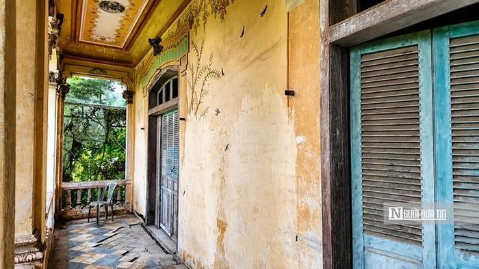Cửa chính là loại cửa lá sách bằng gỗ, phía trên được ốp sành sứ, một thiết kế thường thấy ở các biệt thự Pháp cổ tại Nam Bộ.