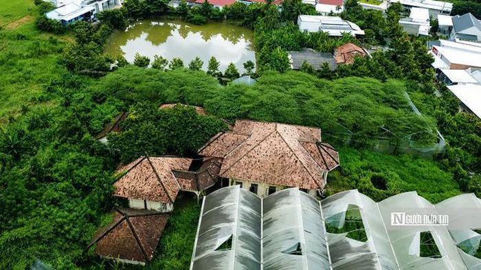 Nhà huyện Chiếu được quan tri huyện Lê Ngọc Chiếu xây dựng vào năm 1929 trên khu đất rộng hơn 7.000 m². Ông là một trong những người giàu có, có tiếng tăm tại vùng Mỹ Tho thời bấy giờ.