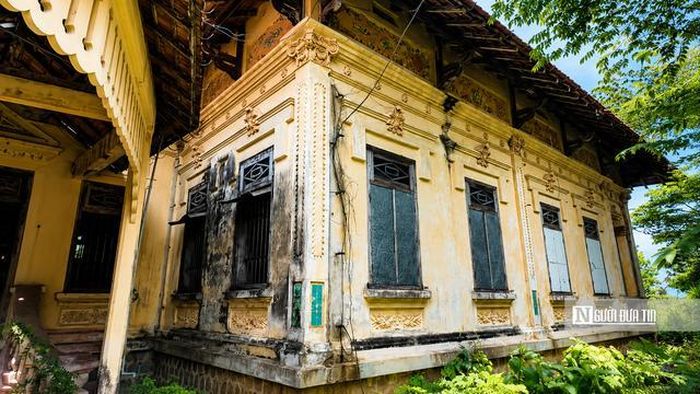 Ngôi biệt thự được xây dựng theo phong cách kiến trúc Art Deco trào lưu kiến trúc thịnh hành ở châu Âu vào đầu thế kỷ XX. Công trình nổi bật với các mảng khối hình học cân đối, kết hợp hài hòa giữa kiến trúc phương Tây và những chi tiết trang trí truyền thống.