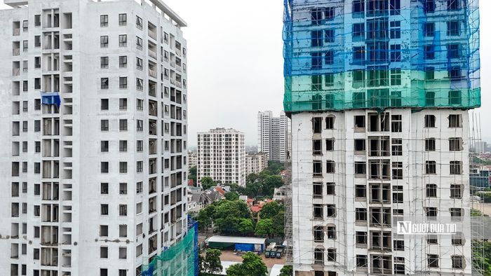Nhìn từ bên ngoài có thể thấy, việc sơn phủ chống thấm đã sắp hoàn thiện.