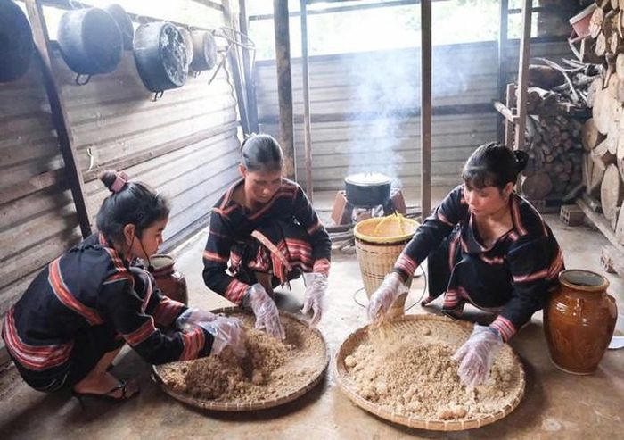 Du khách không chỉ xem,nghe, nhìn mà còn trực tiếp cùng người dân làm rượu cần. Ảnh: UBND phường Pleiku