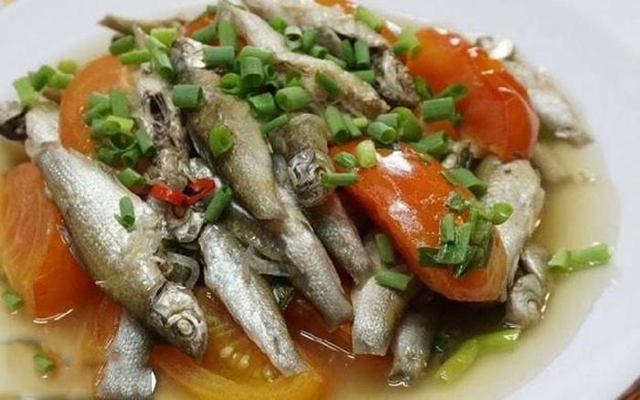 Cá linh kho lạt - món ăn hao cơm mùa nước nổi. Ảnh: ST.