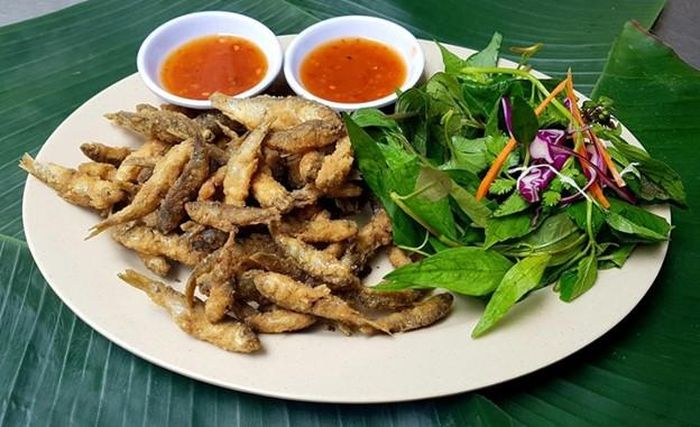 Cá linh chiên giòn chấm mắm me. Ảnh: ST.