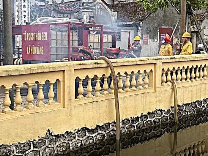 Các đơn vị PCCC và CNCH có mặt tại hiện trường để khống chế đám cháy.