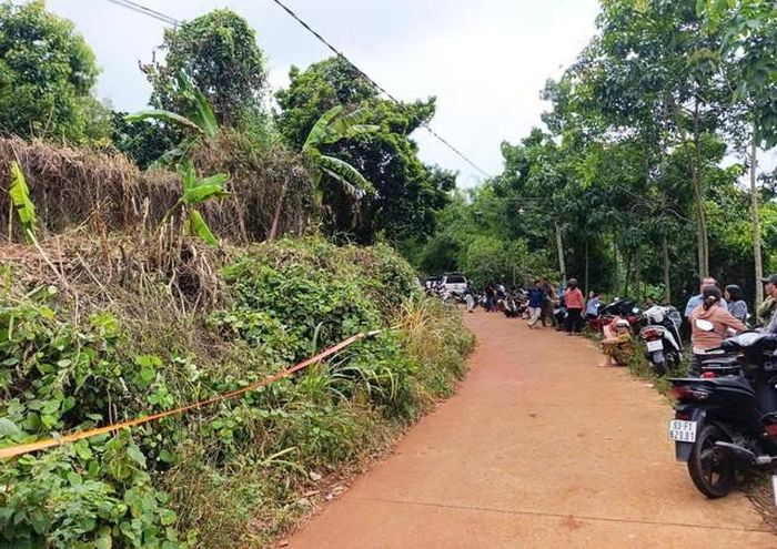 Công an phong tỏa hiện trường vụ án mạng làm 3 người tử vong ở khu phố 8, phường Lộc Ninh - Ảnh: AN BÌNH