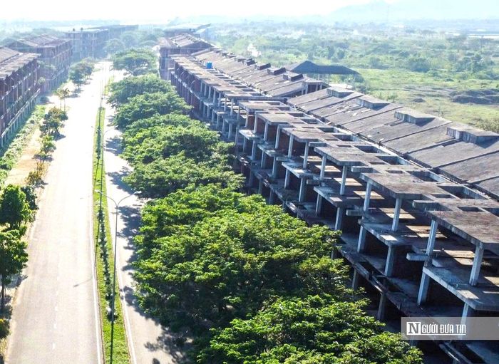 Một trong những dấu ấn rõ nhất tại Golden Hills City là hệ thống giao thông nội khu đã được xây dựng tại nhiều khu vực. Nhiều tuyến đường được trải nhựa, có vỉa hè, hệ thống chiếu sáng và cây xanh hai bên. Mặt đường rộng, các trục kết nối được bố trí khá đồng bộ, tạo nền tảng để tiếp tục phát triển nhà ở, thương mại và dịch vụ trong các giai đoạn tiếp theo.