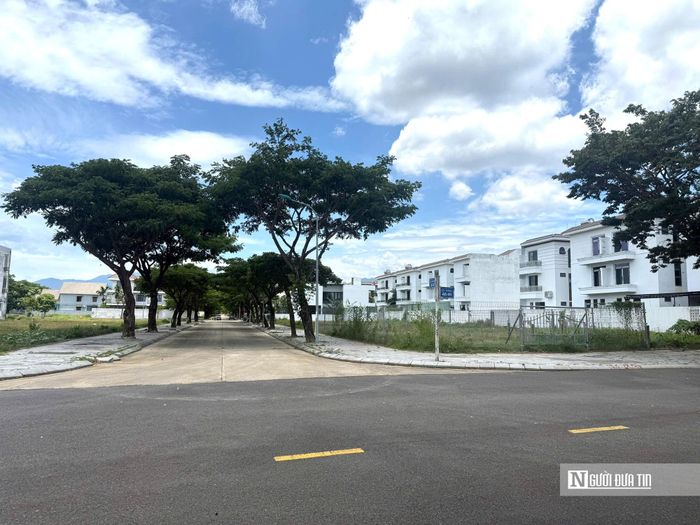 Cây xanh được trồng dọc nhiều tuyến đường và tại một số không gian công cộng, góp phần tạo cảnh quan cho dự án. Một số khu vực đã có vườn dạo, dải cây xanh và không gian mở. Với vị trí gần sông, việc phát triển hệ thống công viên và cảnh quan sẽ trở thành một trong những điểm nhấn của Golden Hills City trong giai đoạn tới.