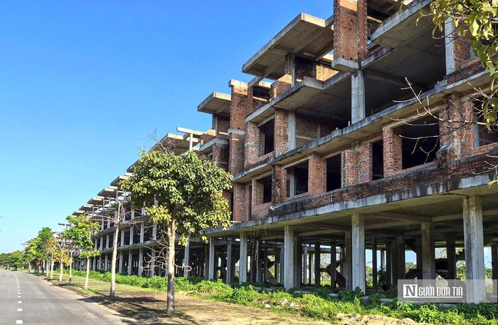 Tại một số khu vực, hàng loạt nhà liền kề, biệt thự mới hoàn thành phần khung, tường gạch rồi dừng lại trong thời gian dài.