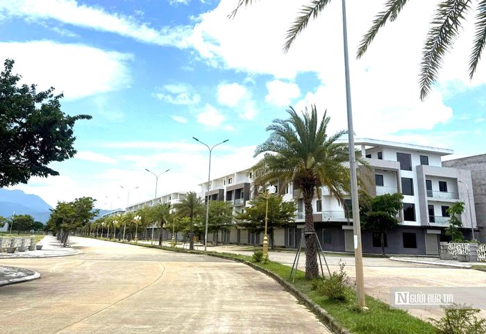 Tại một số phân khu, các dãy nhà thấp tầng đã được xây dựng tương đối đồng bộ, tạo nên diện mạo ban đầu của khu đô thị. Những công trình này nằm dọc các trục đường chính và đường nhánh, với kiến trúc khá thống nhất. Một số khu đã hoàn thiện mặt ngoài, cảnh quan và hệ thống hạ tầng quanh nhà.