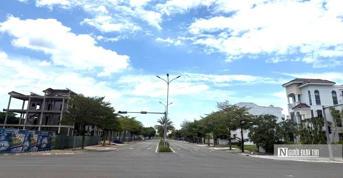 Do mật độ xây dựng chưa cao, nhiều khu vực trong dự án vẫn giữ được không gian rộng và thoáng. Giữa các tuyến đường là những khoảng đất lớn, khu cây xanh và quỹ đất dành cho các hạng mục tiếp theo. Dư địa để dự án tiếp tục mở rộng trong tương lai còn lớn.