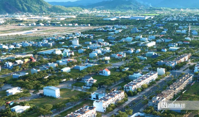 Điểm mới đáng chú ý nhất là dự án vừa được điều chỉnh tổng mức đầu tư lên gần 15.500 tỷ đồng, cao hơn nhiều so với mức khoảng 4.400 tỷ đồng trước đây. Việc tăng vốn đi cùng kế hoạch bổ sung thêm nhà ở, chung cư, thương mại, dịch vụ và các công trình công cộng. Đây là cơ sở quan trọng để Golden Hills City tiếp tục triển khai sau thời gian dài gặp khó khăn về thủ tục đầu tư, đất đai và quy hoạch.