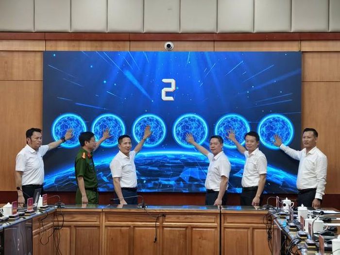 Các đại biểu thực hiện nghi thức khai trương Hệ thống quản lý văn bản phục vụ doanh nghiệp (Ảnh: UBND tỉnh Lạng Sơn).