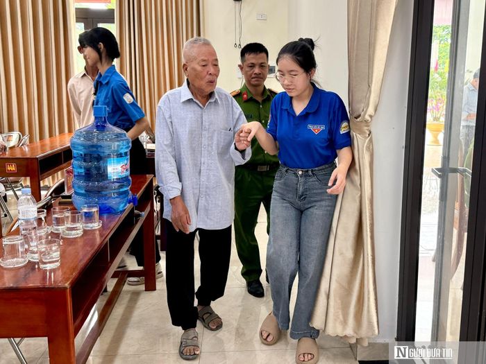 Tình nguyện viên hướng dẫn người dân vào lấy mẫu ADN.
