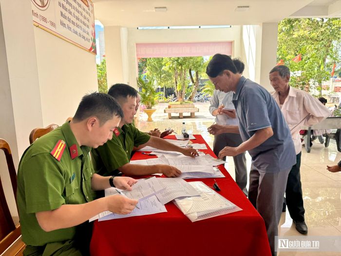 Cán bộ công an Tp.Huế hướng dẫn người dân làm thủ tục để lấy mẫu sinh phẩm ADN.