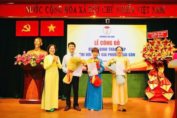Chủ tịch Hội Luật gia Tp.HCM Ung Thị Xuân Hương (ngoài cùng, bên trái) trao quyết định thành lập Chi hội Luật gia phường Sài Gòn và ra mắt Ban Chấp hành Chi hội.