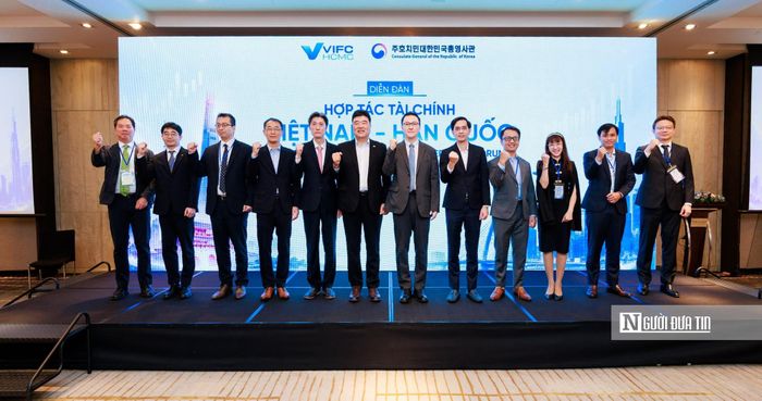 Các chuyên gia tại diễn đàn hợp tác tài chính Việt Nam - Hàn Quốc. (Tiến sĩ Tea-Rog Oh, Giám đốc Ban Tài chính Tiêu dùng, Viện Tài chính Hàn Quốc ngoài cùng bìa phải).