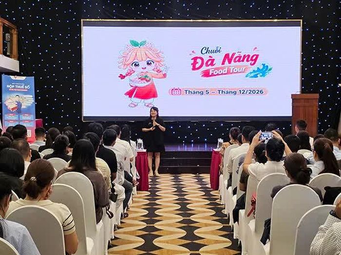 Sở VHTT&DL Đà Nẵng thông tin về chuỗi chương trình "Danang Food Tour" từ tháng 5 đến tháng 12/2026 tại lớp tập huấn.