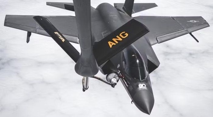 Máy bay F-35C thuộc Phi đội tấn công chiến đấu Thủy quân lục chiến 314 hoạt động từ tàu USS Abraham Lincoln. Ảnh: MW.