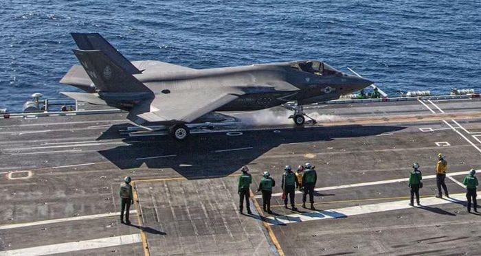 Máy bay F-35C thuộc Phi đội tấn công chiến đấu Thủy quân lục chiến 314 hoạt động từ tàu USS Abraham Lincoln. Ảnh: MW.